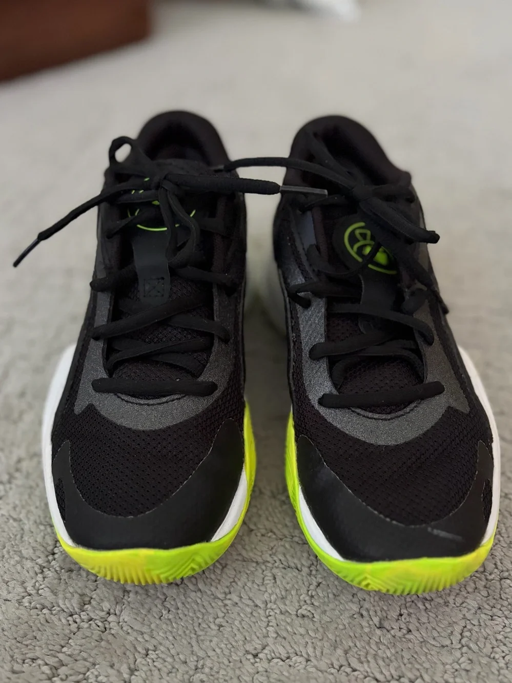 Under Armour basketball sneakers size 3.5 youth